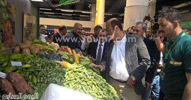 بالصور.. وزير التموين يفتتح أكبر "هايبر ماركت" فى الصعيد على مساحة 2500متر بـ20 مليون جنيه.. خالد حنفى من قنا: قريبا قروض للشباب بـ100ألف جنيه بمشروع جمعيتى.. وتخصيص 15 فدانا لصومعة ومجمع تجارى بدندرة