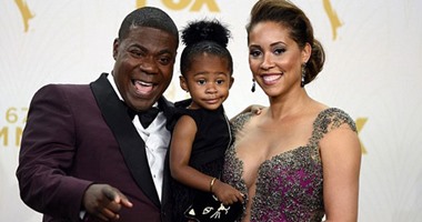بالصور.. تريسى مورجان يقبل زوجته ويكشف عن "كرشه" بحفل جوائز Emmys