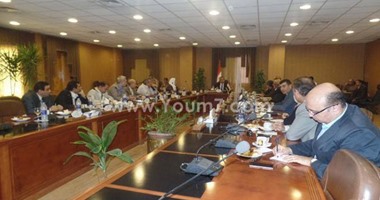 رئيس جامعة المنصورة يكلف العمداء بمهام نوابه.. ويؤكد: السياسة ممنوعة