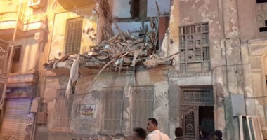 العثور على رجل وزوجته مصابين فى حالة حرجة تحت أنقاض عقار دمنهور المنهار