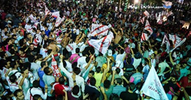 احتشاد جماهير الزمالك أمام بوابات النادى احتفالاً بالكأس