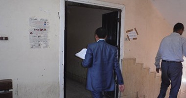 القضاة يتسلمون مظاريف بطاقات التصويت بسوهاج