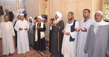 بالصور.. آلاف الصوفيين يقفون على جبل حميثرة فى الليلة الختامية من إحياء ذكرى أبو الحسن الشاذلى جنوب البحر الأحمر تزامنًا مع وقوف الحجاج على عرفة.. وأجهزة الأمن تستعد لتأمين الفعاليات