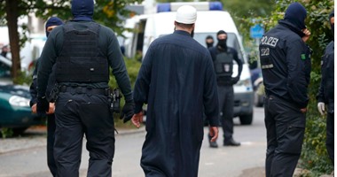 بالصور.. الشرطة الألمانية تداهم 8 منازل لمتشديين يدعمون تنظيم داعش بسوريا