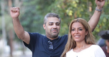 زوجة محمد فهمى تستقبله أمام السجن بعد العفو الرئاسى عن 100 سجين