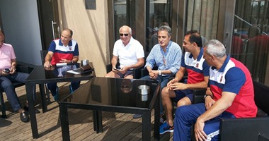 بالصور.. جلسة صباحية للجهاز الفنى بالأهلى فى جنوب أفريقيا مع السفير