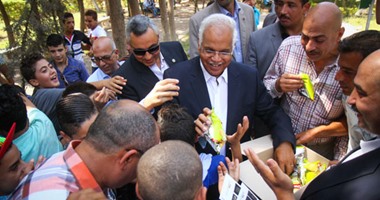 بالصور.. محافظ القاهرة يوزع الشيبسى على الشباب بالرقم القومى