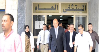 بالصور.. محافظ مطروح يطمئن على المرضى ويهنئهم بالعيد