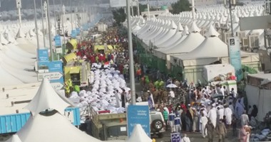 "رذاذ الماء" يتطاير عبر نقاط توزيع في مشعر منى لتلطيف الأجواء والحرارة