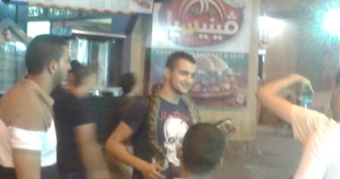 "اتصور مع التعبان بعشرة جنيه" ظاهرة للترفيه بشوارع رأس البر