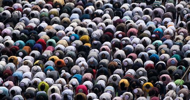 بالصور.. آلاف المسلمين فى الصين يؤدون صلاة العيد فى الشوارع