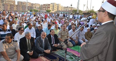 آلاف المصلين يتوافدون على مسجد عمرو بن العاص لأداء صلاة عيد الفطر