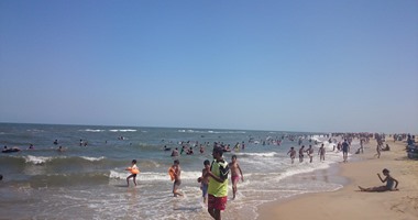 بالصور.. مصيف بلطيم مكتمل العدد وإقبال على المتنزهات والحدائق بكفر الشيخ