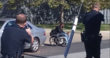 بالفيديو: انتهاكات الشرطة الأمريكية تستمر ضد المراهقين.. سحل طالبة داخل فصل دراسى.. قتل مراهق بعد اتهامه كذبا بمحاولة دهس شرطى.. اعتداء 9 أفراد شرطة على مراهق