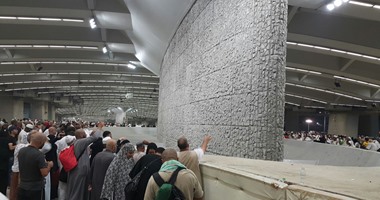 حجاج بيت الله الحرام يتوجهون إلى منى لبدء رمى الجمرات 
