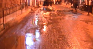 بالصور.. المجارى تغرق شارع الجمهورية وميدان الساعة بدسوق