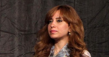 أمل عبد الله: سعيدة بالوقوف أمام الفنانة رغدة فى مسرحية "الأم شجاعة"