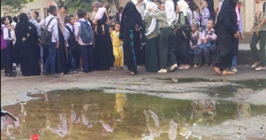 بالصور.. "صحافة المواطن": المجارى تنتشر بمدارس أبو زعبل وبشتيل فى أول أيام الدراسة.. والحفر والتكسير بسمنود وكوم حمادة وبلبيس.. والأهالى بمنيا القمح و سيدى بشر يستغيثون بعد إبلاغهم بنقل أبنائهم
