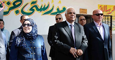 محافظ القاهرة يتفقد مدرسة طلعت حرب الابتدائية بشبرا فى أول أيام الدراسة