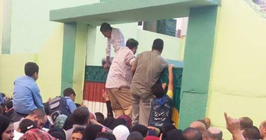 الفوضى تعم عددا من مدارس الشرقية بسبب تواجد أولياء الأمور بالفصول 