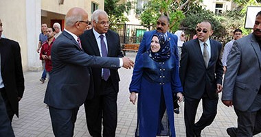 محافظ القاهرة مداعبا إحدى طالبات مدرسة جمال عبد الناصر: "يا رب تتجوزى"
