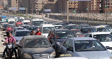 توقف حركة المرور بسبب حادث تصادم 3 سيارات اعلى دائرى السلام