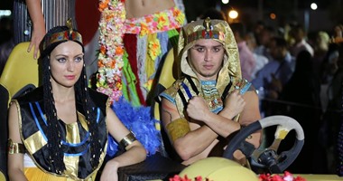 بالصور.. السائحون يتزينون بالورود فى يوم السياحة العالمى بشرم الشيخ