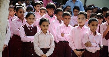 أولياء أمور يشكون من تأخر تسليم الكتب المدرسية لأبنائهم فى الفيوم