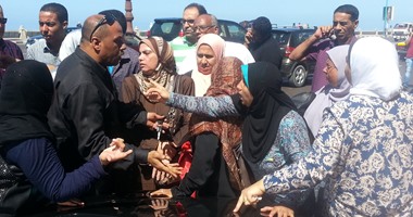 بالصور.. فى اليوم الأول لبداية العام الجامعى الجديد.. أولياء أمور وطلاب التحويلات بجامعة الإسكندرية يعترضون موكب وزير التعليم العالى.. وفالكون مستمرة فى تأمين الجامعات.. وتركيب 400 كاميرا مراقبة بطنطا