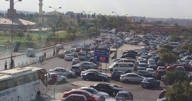 بالصور.. سيارات مستقبلى الحجاج تتسبب فى شلل مرورى بالمطار