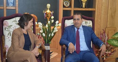 رئيس جامعة المنصورة يستقبل مديرة برنامج المنح لهيئة الأمديست
