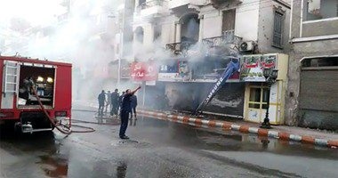 بالصور..إخماد حريق بمحل تجارى فى قنا.. وشهود عيان: انفجار قنبلتين وراء الحريق