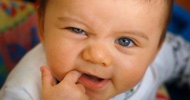 10 أعراض للتسنين عند الأطفال ونصائح للتعامل معه