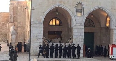 بالصور.. قوات الاحتلال تعتلى المصلى القبلى بـ"الأقصى" وتلقى القنابل الحارقة