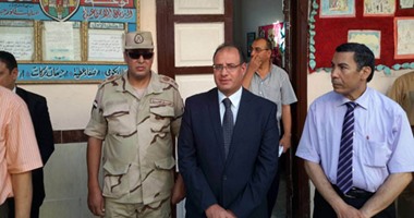 بالصور.. محافظ البحيرة يتفقد مدارس دمنهور مع بداية العام الدراسى الجديد