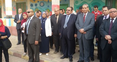 بالفيديو.. طالبات ثانوى بقليوب يعترضن موكب وزير التعليم احتجاجا على التنسيق