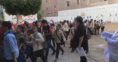 بالصور.. مدارس الغربية تستقبل الطلاب فى أول أيام العام الدراسى الجديد