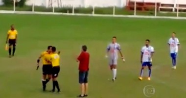 بالفيديو.. حكم برازيلى يُشهر سلاحه بعد تعرضه لاعتداء من لاعب