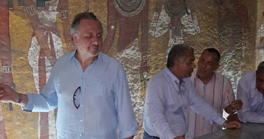 وزير الآثار ينهى جولته فى المقابر الملكية فى الأقصر مع نيكولاس ريفز