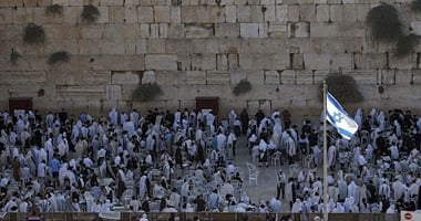 بالصور.. المستوطنون الإسرائيليون يتوافدون على حائط البراق لأداء صلاتهم