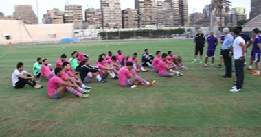 رئيس الزمالك يعقد جلسة مع الجهاز الفنى واللاعبين قبل مواجهة الشرطة