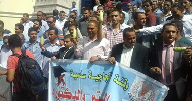 بالصور.. حاملو الماجستير والدكتوراة يرفعون "الكوسة" أمام نقابة الصحفيين