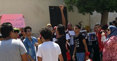 طلاب الثانوية العامة يتظاهرون أمام التعليم تضامنا مع طالبة
