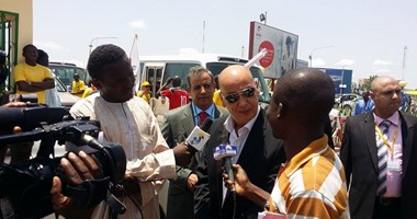 بالصور.. مسئولو السفارة والمقاولون العرب فى استقبال المنتخب بـ"تشاد"