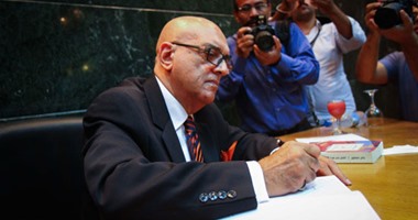 محمد سلماوى يوقع كتابه "حوارات نجيب محفوظ" بالأهرام