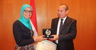 محافظ دمياط يكرم خطيب مسجد والطالبة الأولى على العالم فى مسابقة "إنتل"