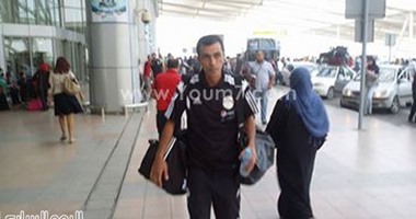 لاعبو المنتخب يحتفلون بعيد ميلاد أسامة نبيه بعد العشاء