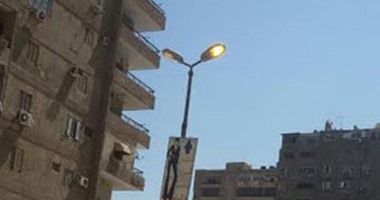 بالفيديو..أعمدة الإنارة مضاءة نهارا أمام استاد بتروسبورت بالتجمع الخامس