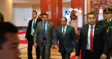 السيسى يبدأ جولة جديدة فى إندونيسيا..  الزيارة الأولى لرئيس مصرى منذ 32 عاما..  قمة ثنائية مع الرئيس "جوكو ويدودو"..  وتوقيع مذكرات تفاهم بين البلدين.. ويبحث فرص التعاون الاقتصادى مع دول "الآسيان"