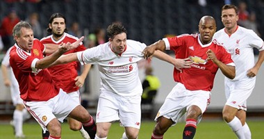 روبى فاولر يعتدى على لاعب يونايتد السابق فى مباراة الأساطير